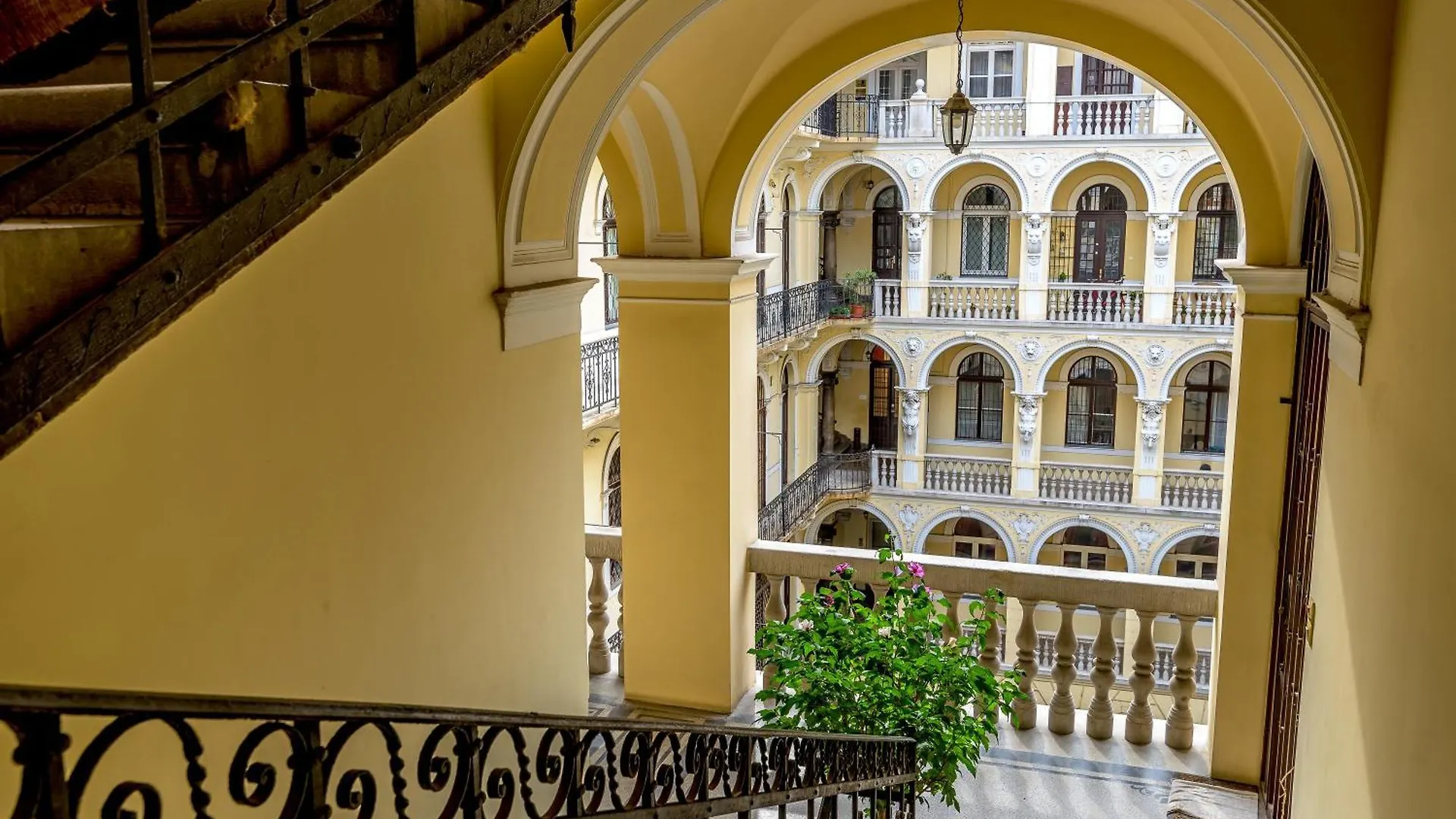 4 Bedrooms 4 Bathrooms Luxury In Budapest Centre Hungary